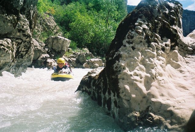  Natación en aguas brava en un río natural